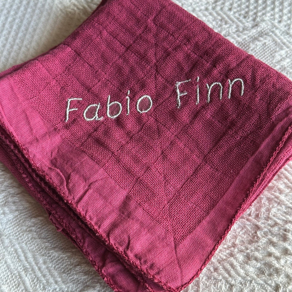 1 Nuscheli Fabio Finn (mit kleinem Stickfehler)